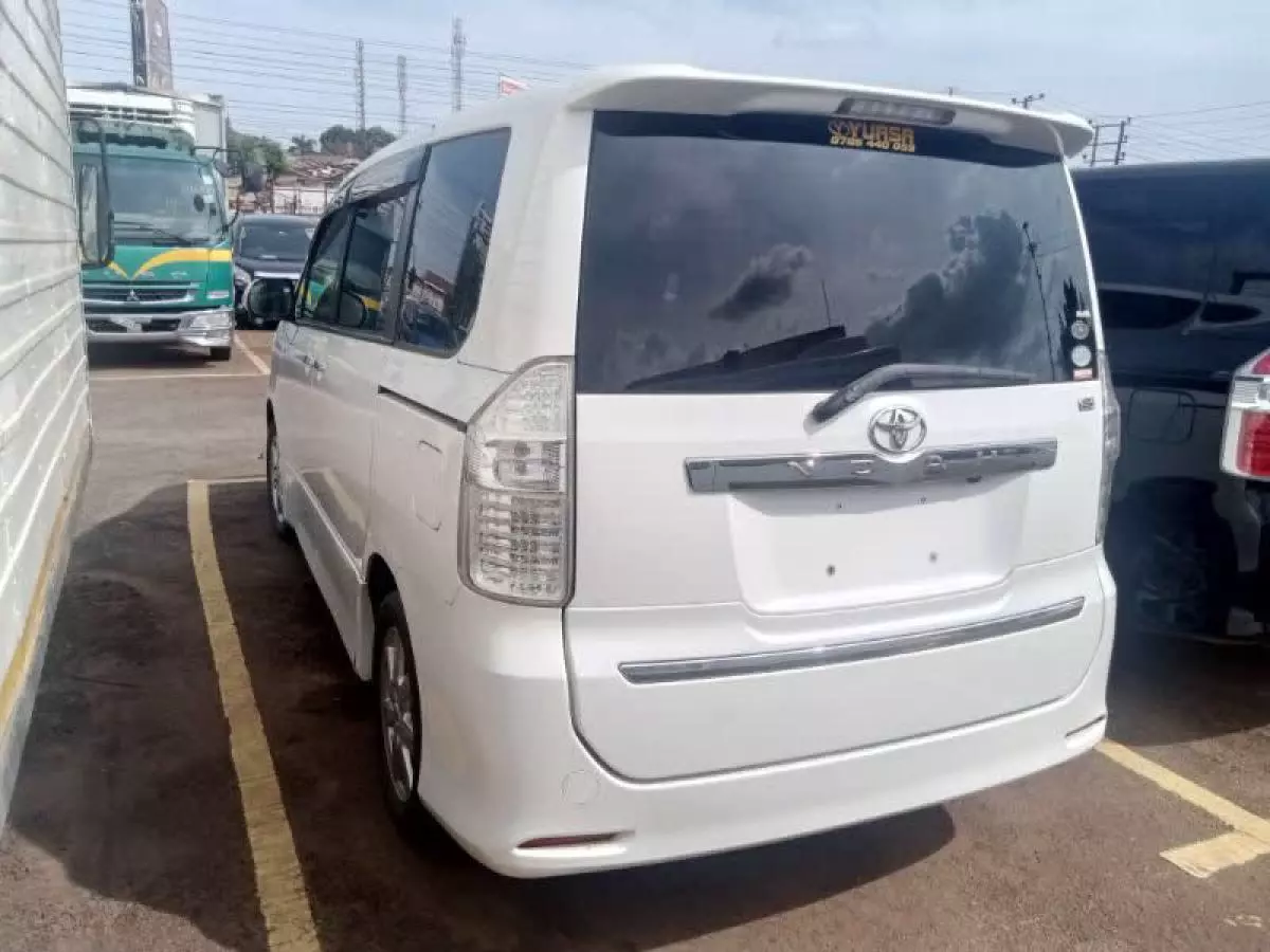 Toyota Noah   - 2010