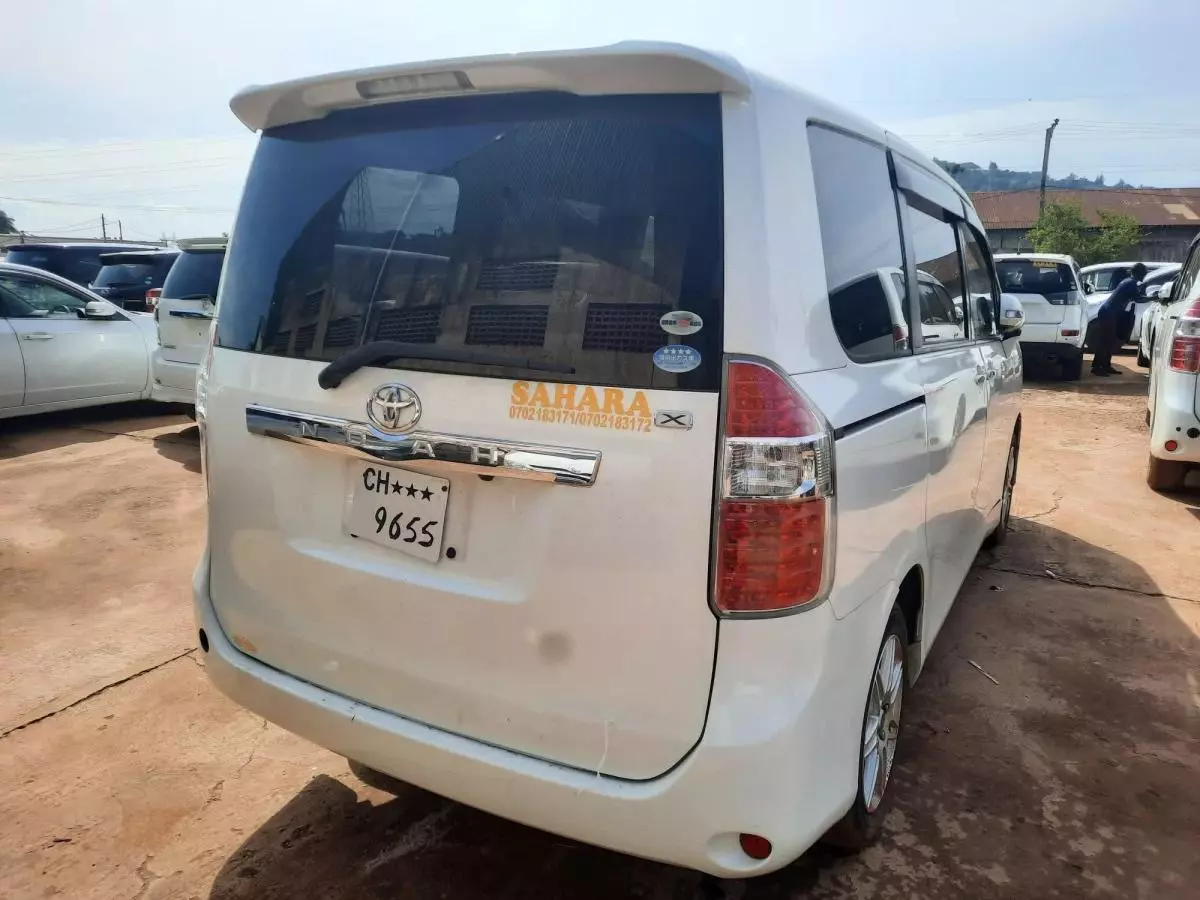 Toyota Noah - 2009