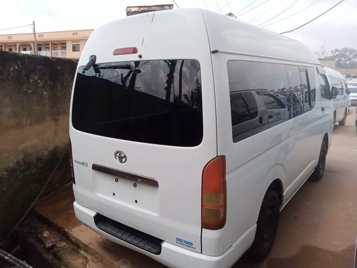 Toyota Hiace   - 2011