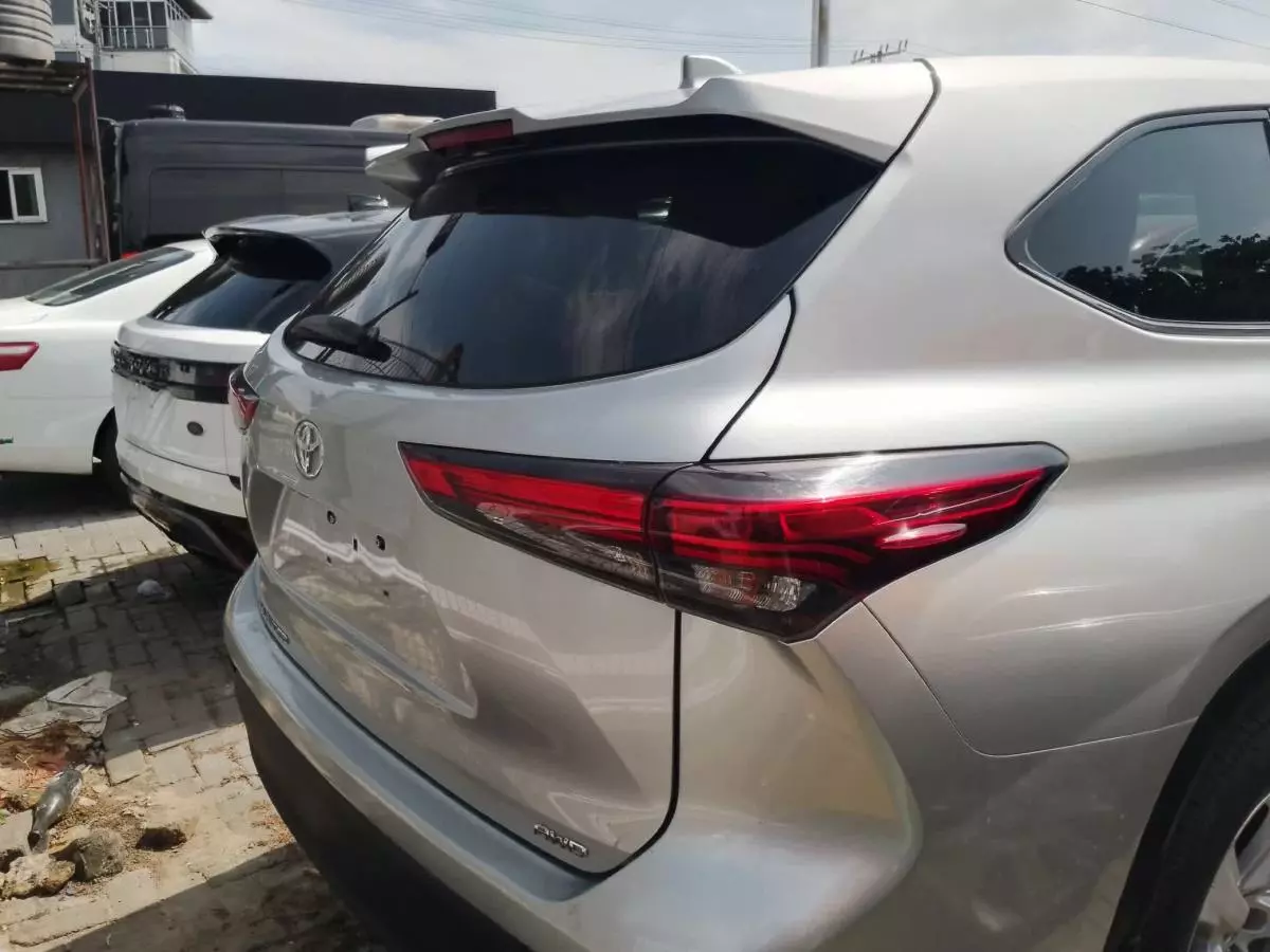 Toyota Highlander   - 2021