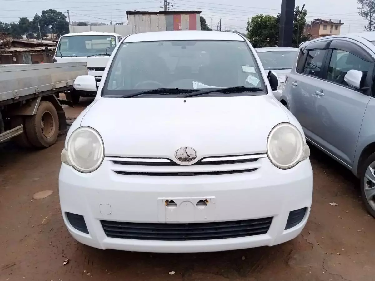 Toyota Sienta   - 2009