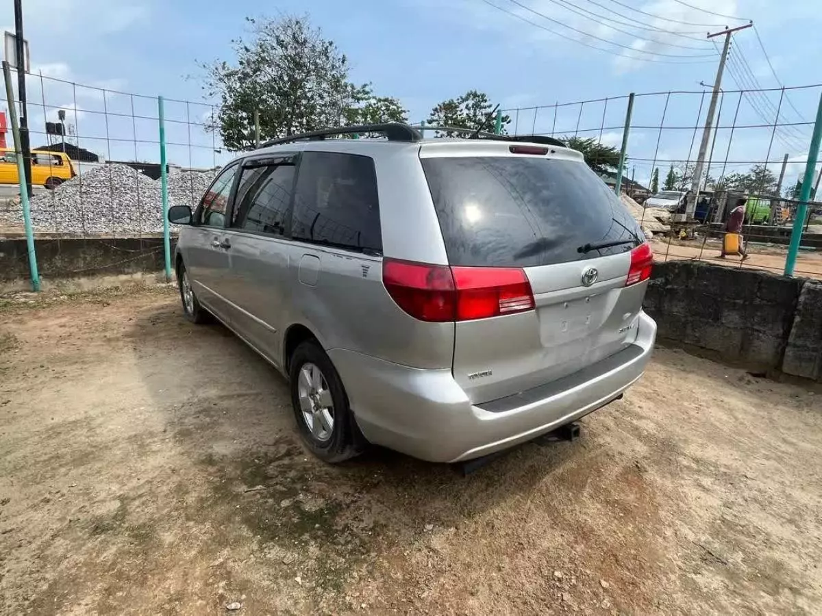 Toyota Sienna   - 2004