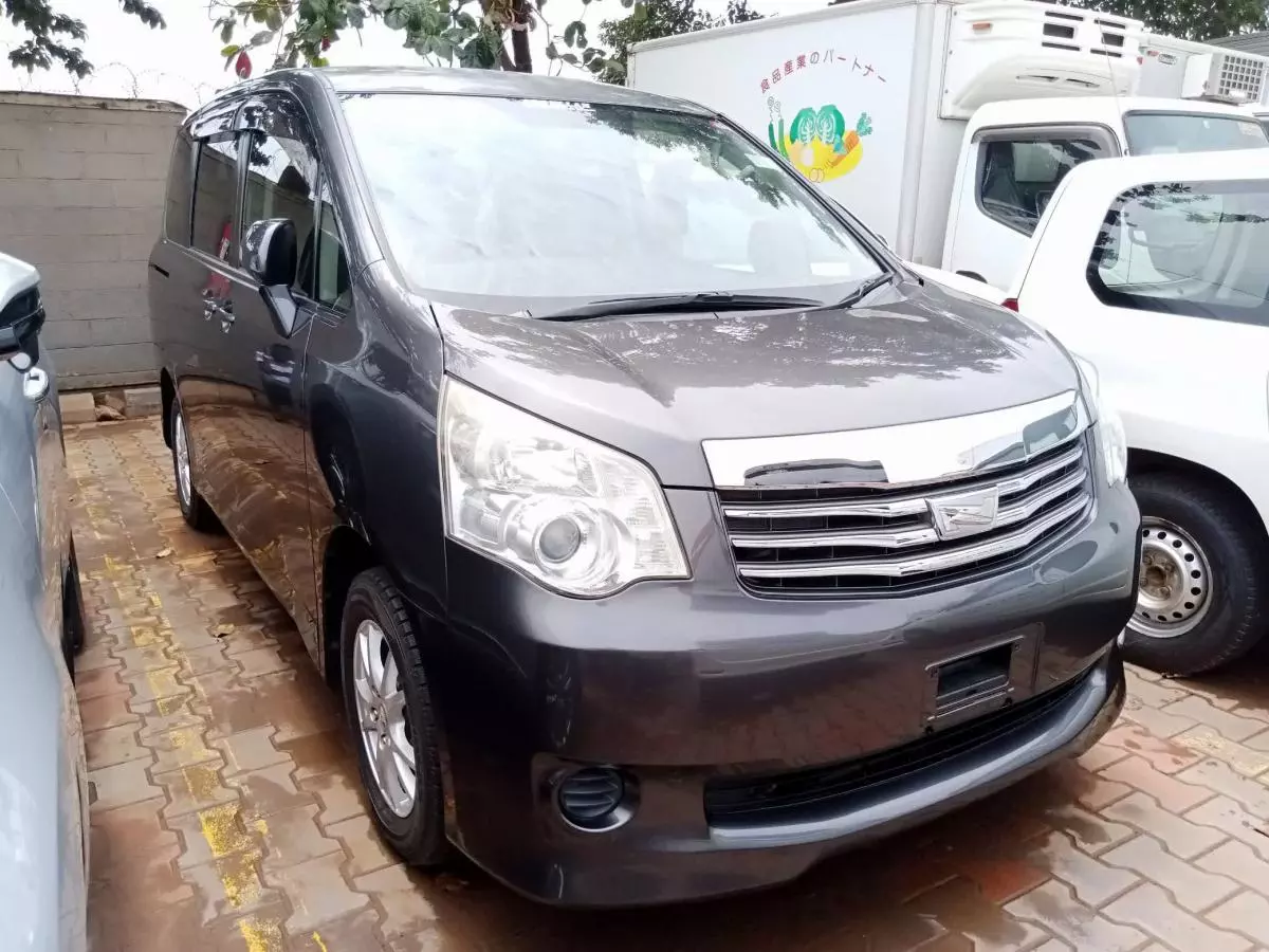 Toyota Noah   - 2011