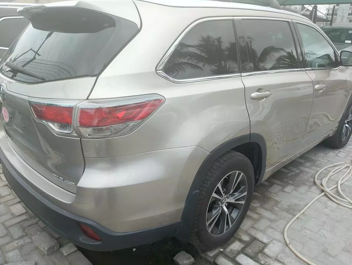 Toyota Highlander   - 2016