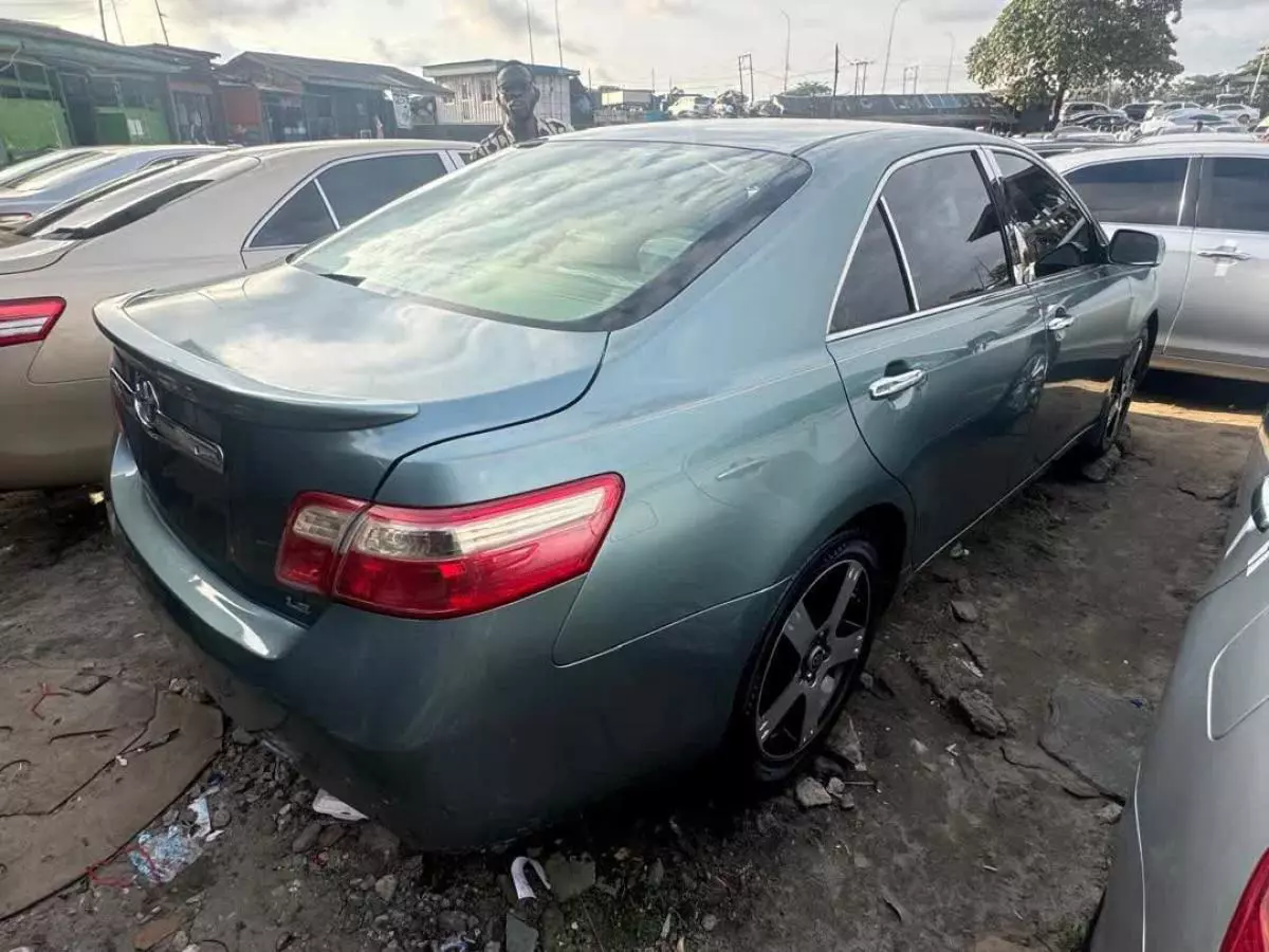 Toyota Camry   - 2009