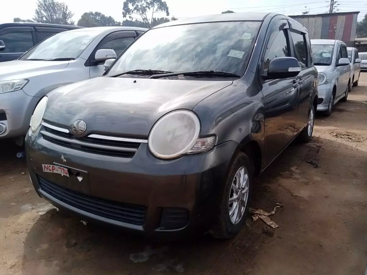 Toyota Sienta   - 2009