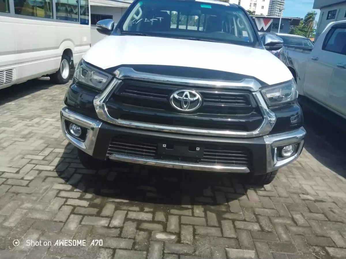 Toyota Hilux   - 2023