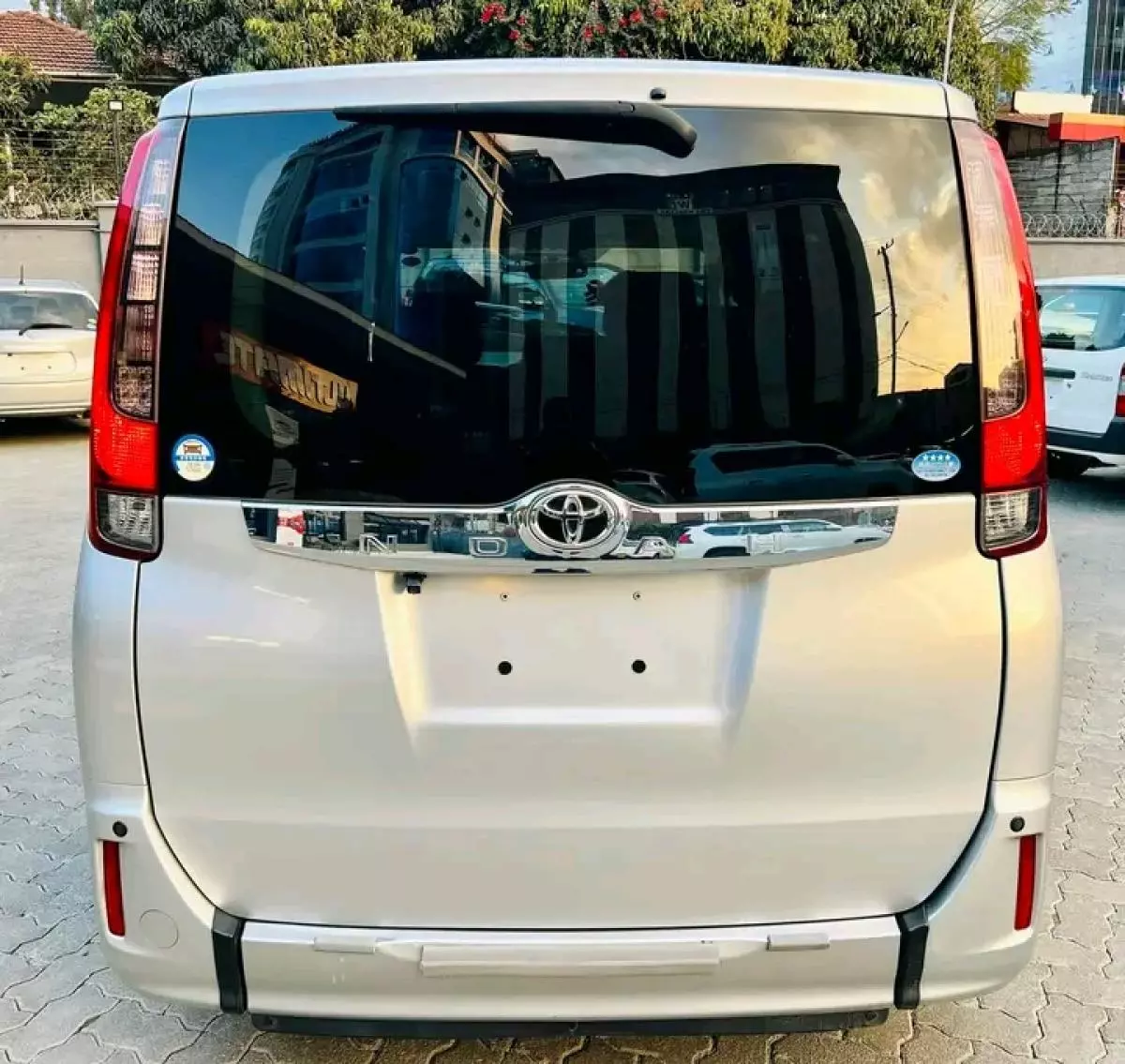 Toyota Noah   - 2017