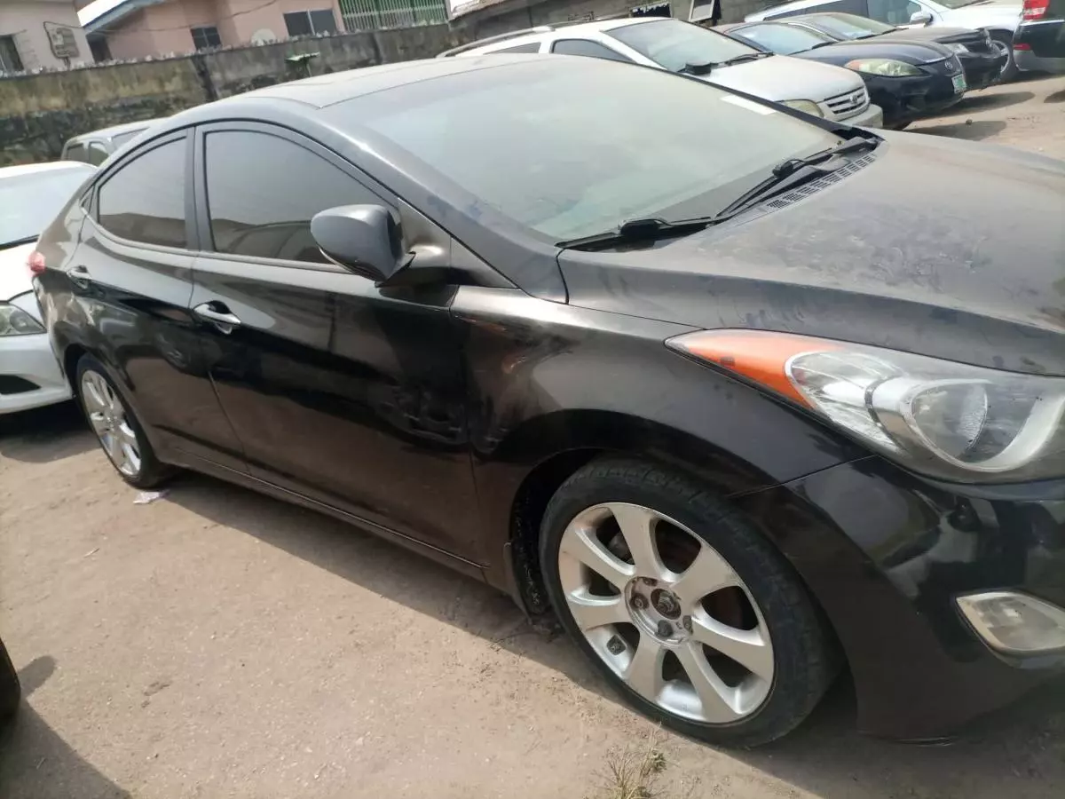 Hyundai Elantra - 2012