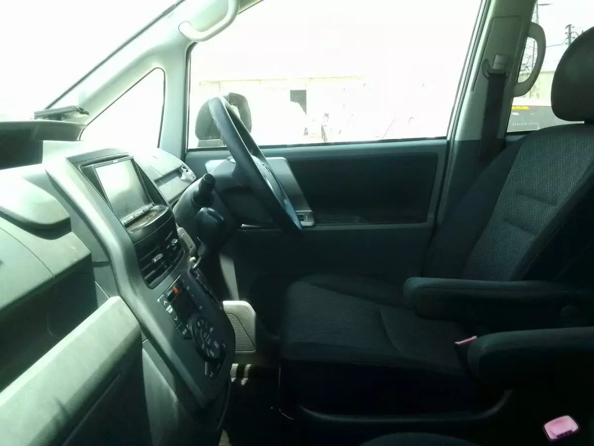 Toyota Noah   - 2010