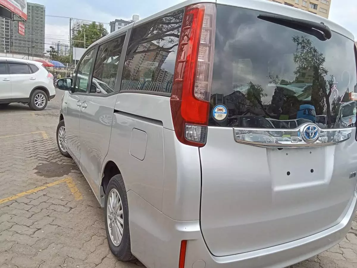 Toyota Noah Hybrid   - 2017