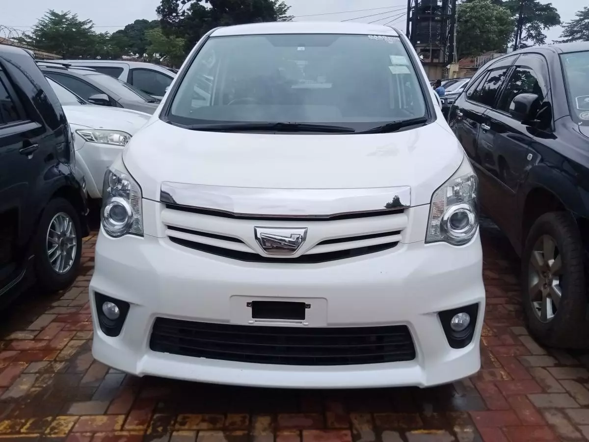 Toyota Noah   - 2012