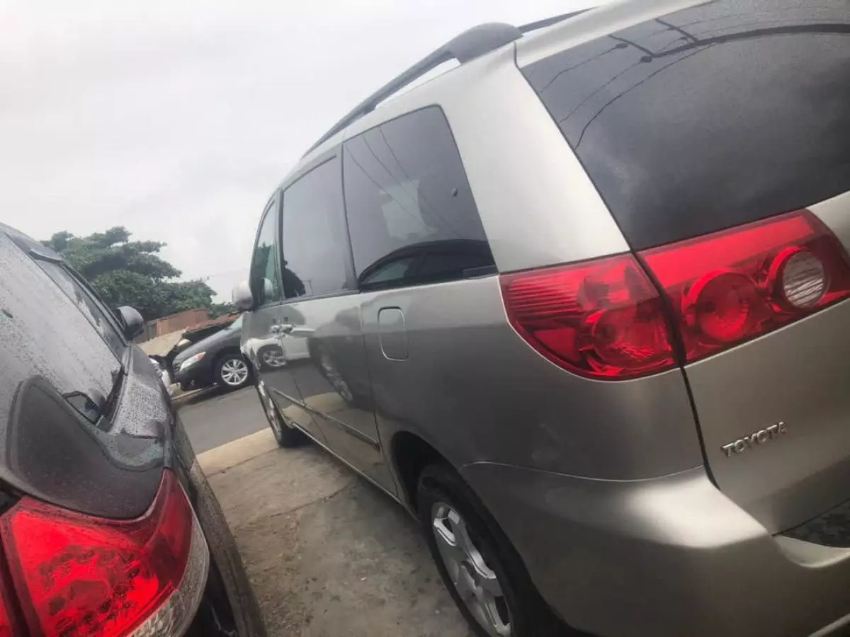 Toyota Sienna   - 2006