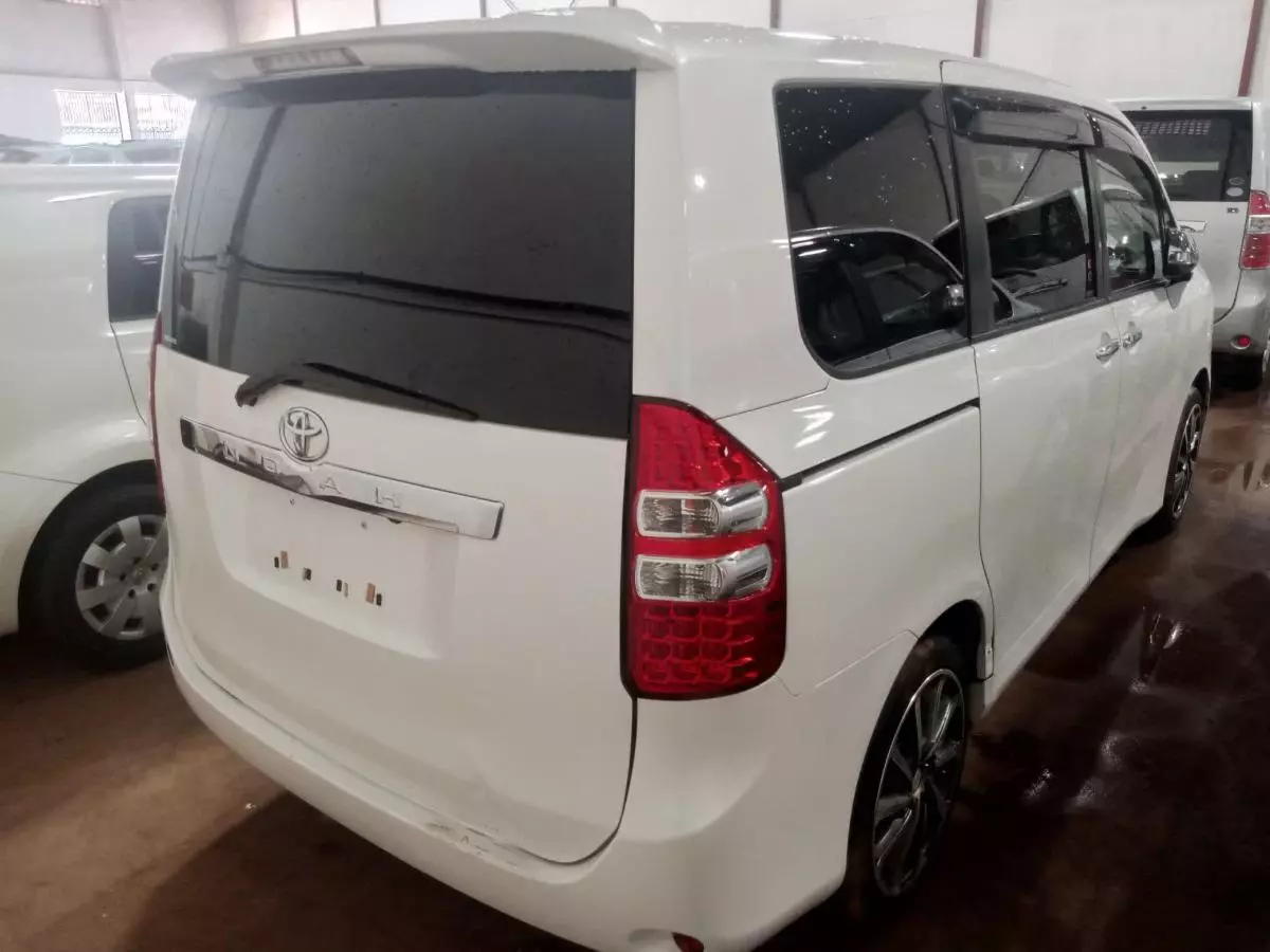 Toyota Noah   - 2009