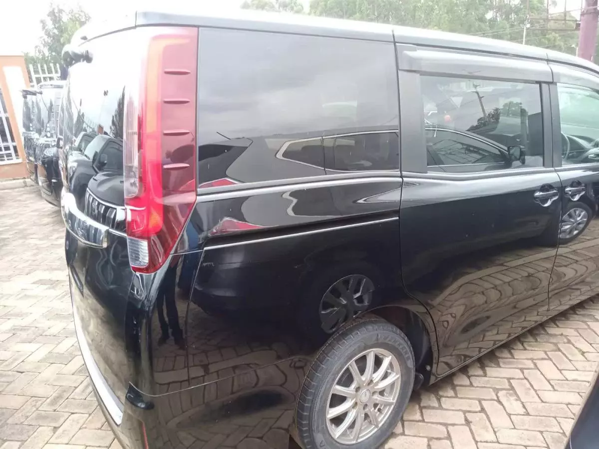 Toyota Noah - 2016