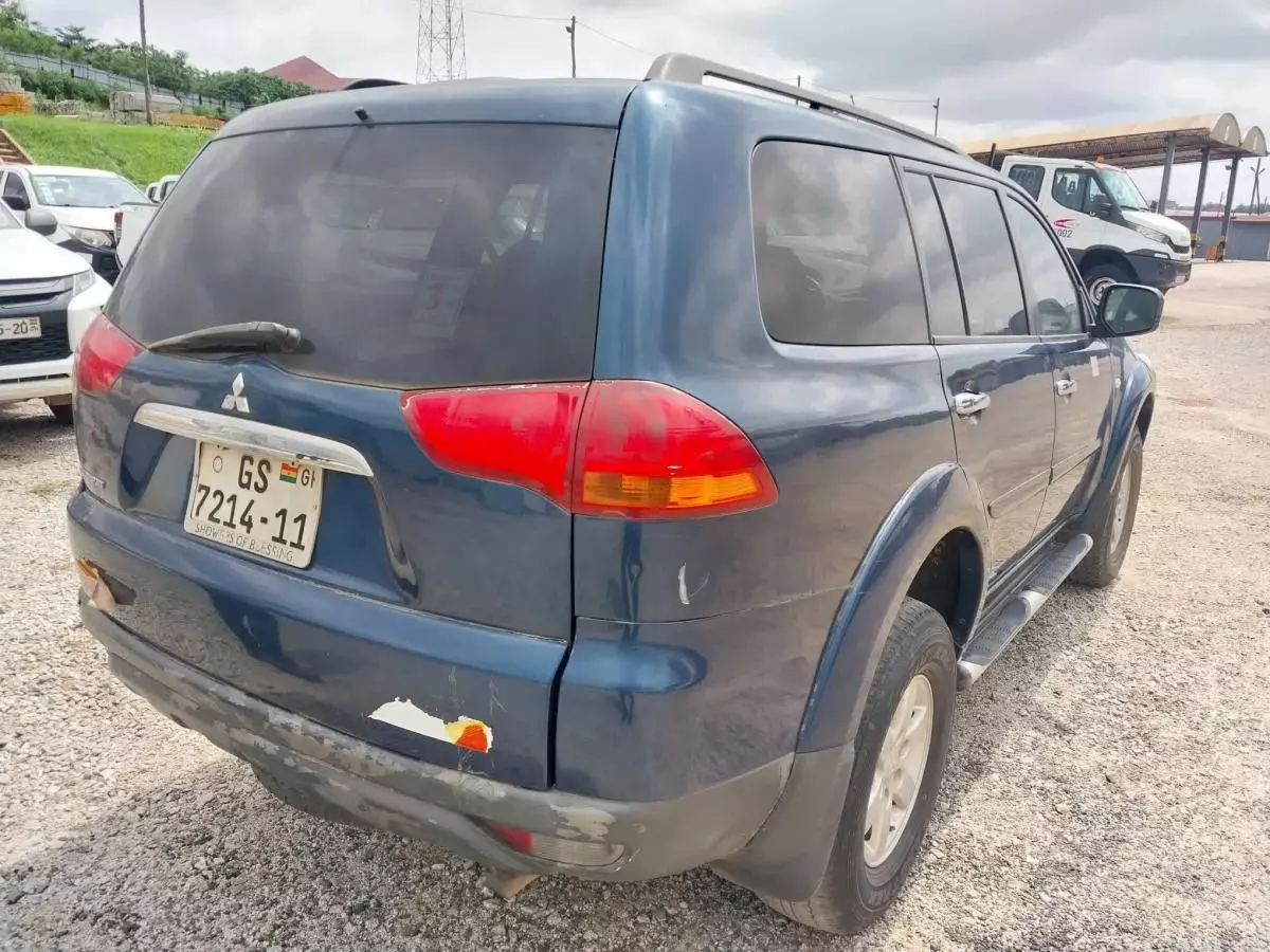 Mitsubishi Pajero Sport   - 2011