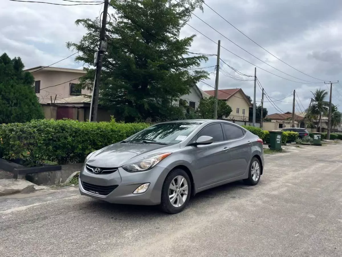 Hyundai Elantra   - 2013