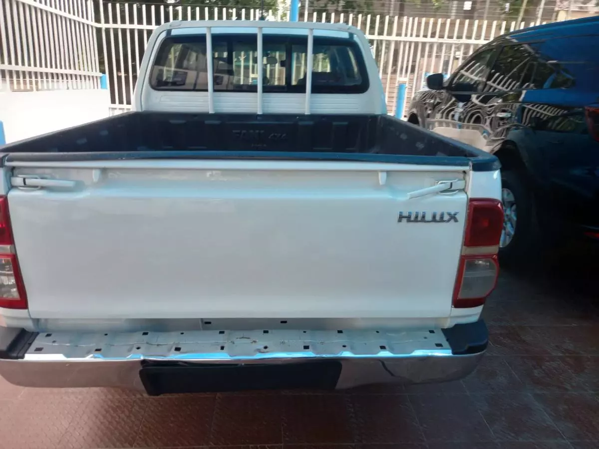 Toyota Hilux   - 2013