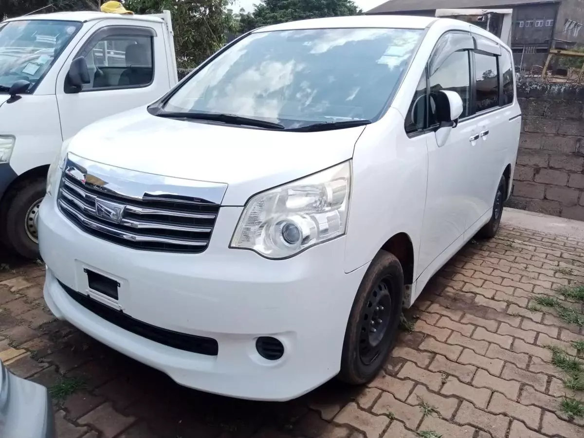 Toyota Noah   - 2011