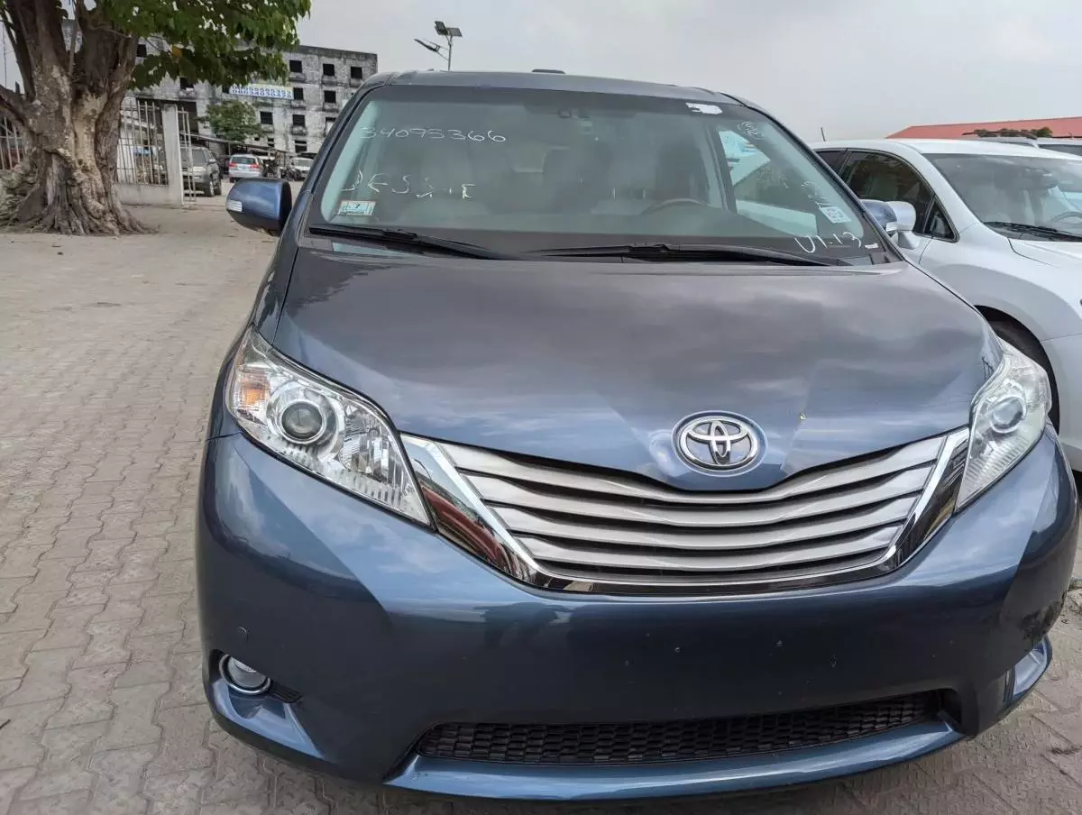 Toyota Sienna - 2013