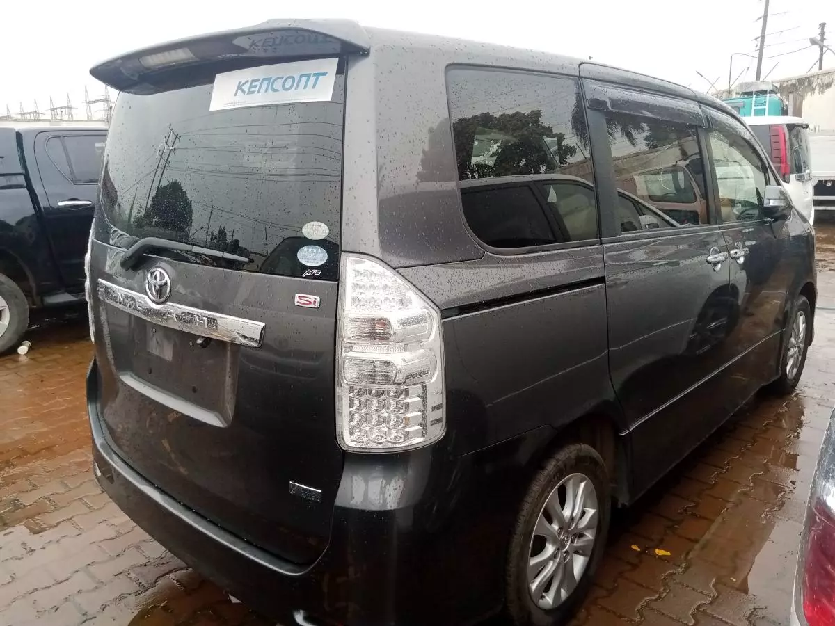 Toyota Noah   - 2011