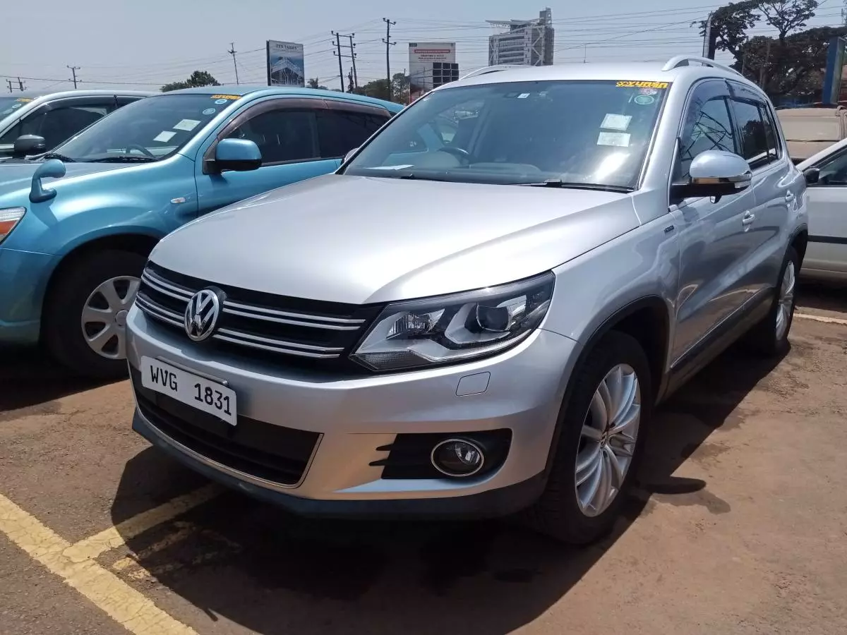 Volkswagen Tiguan   - 2015