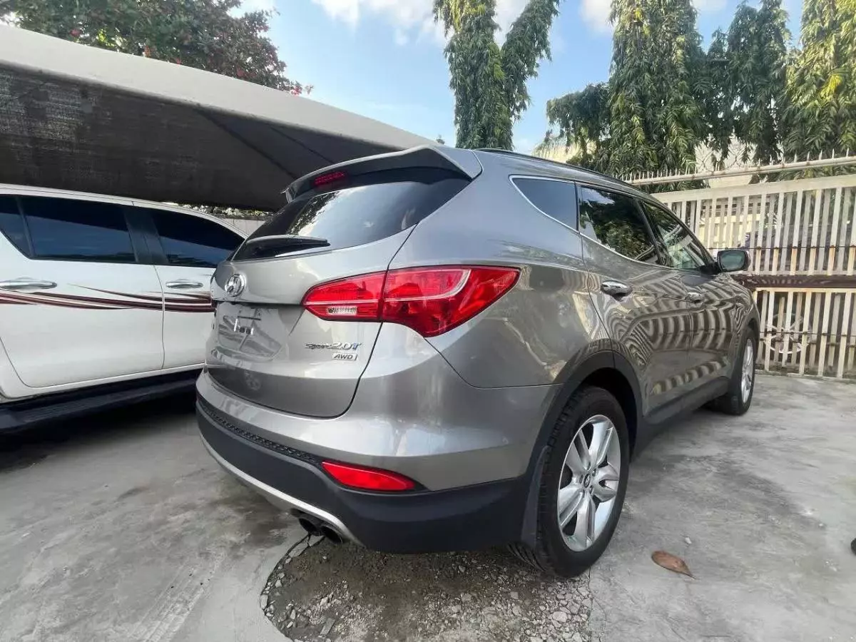 Hyundai Santa Fe   - 2014