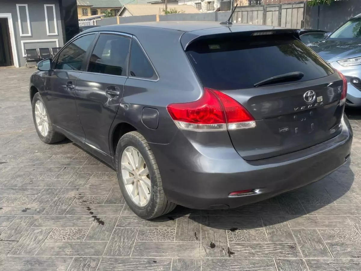 Toyota Venza   - 2011