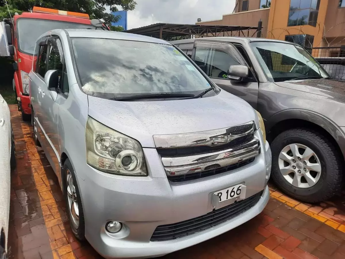 Toyota Noah - 2008