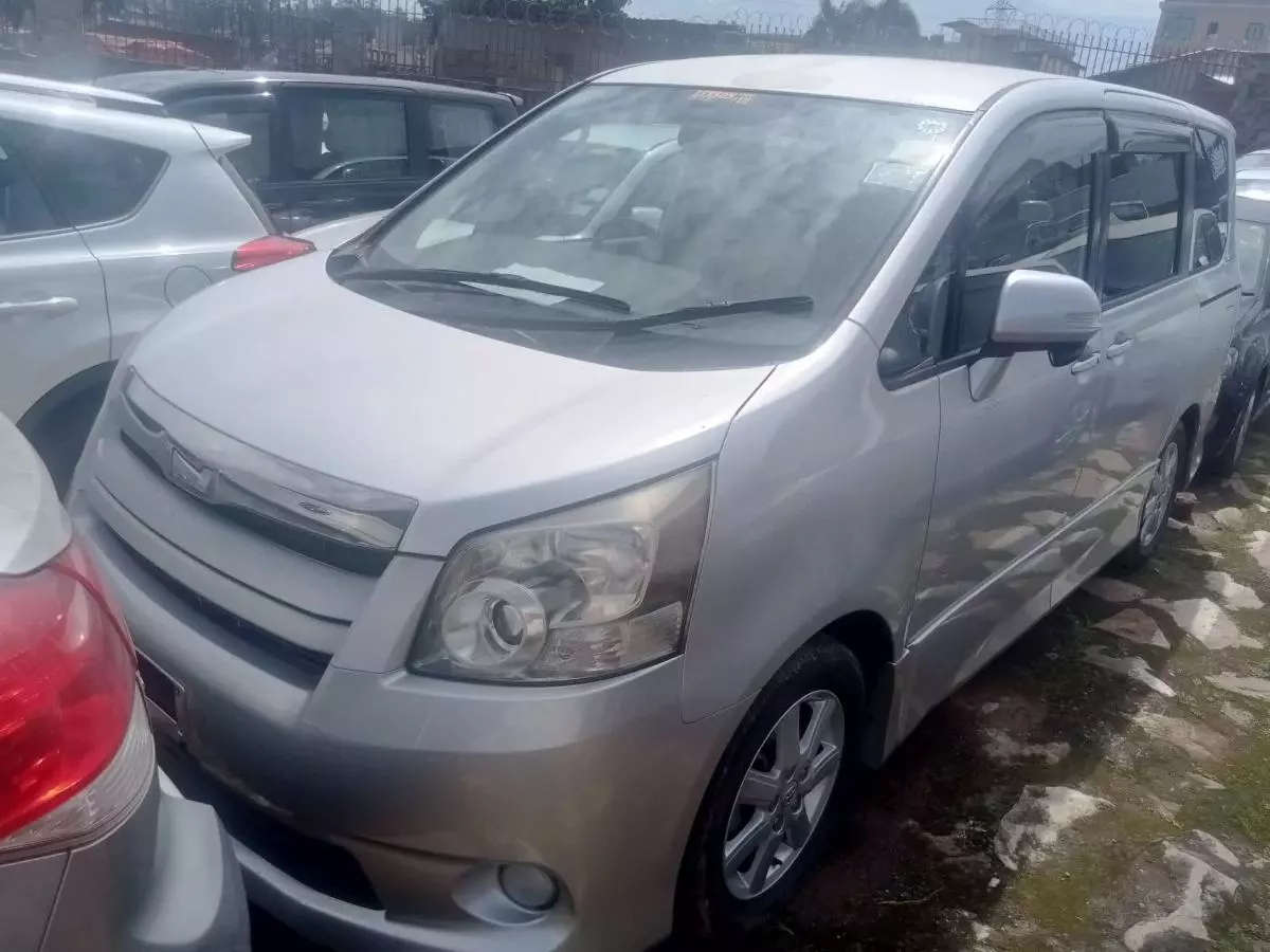 Toyota Noah   - 2011