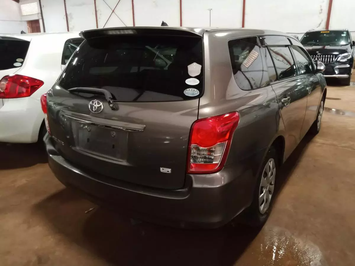 Toyota Fielder    - 2010