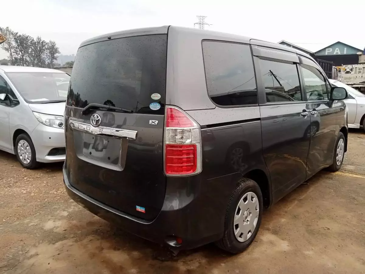 Toyota Noah   - 2011