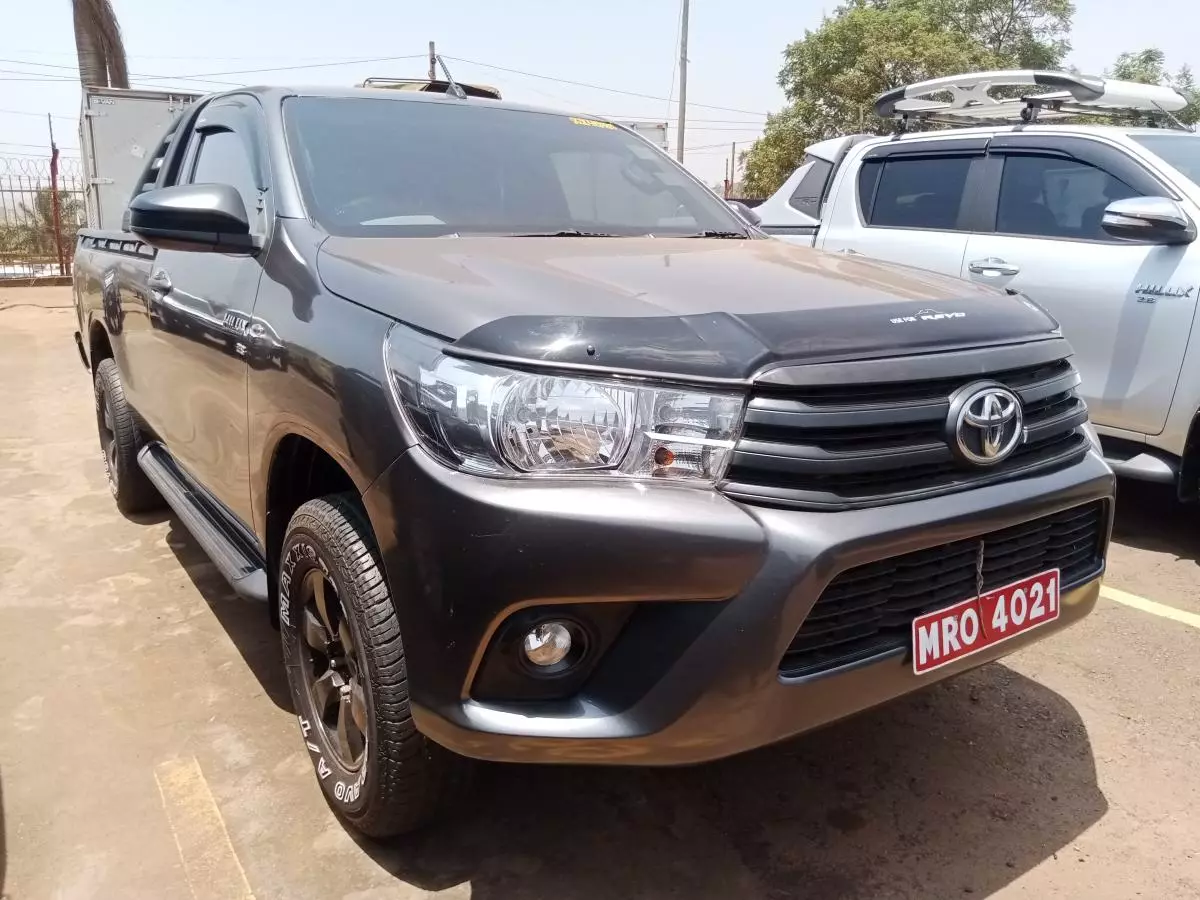 Toyota Hilux   - 2016