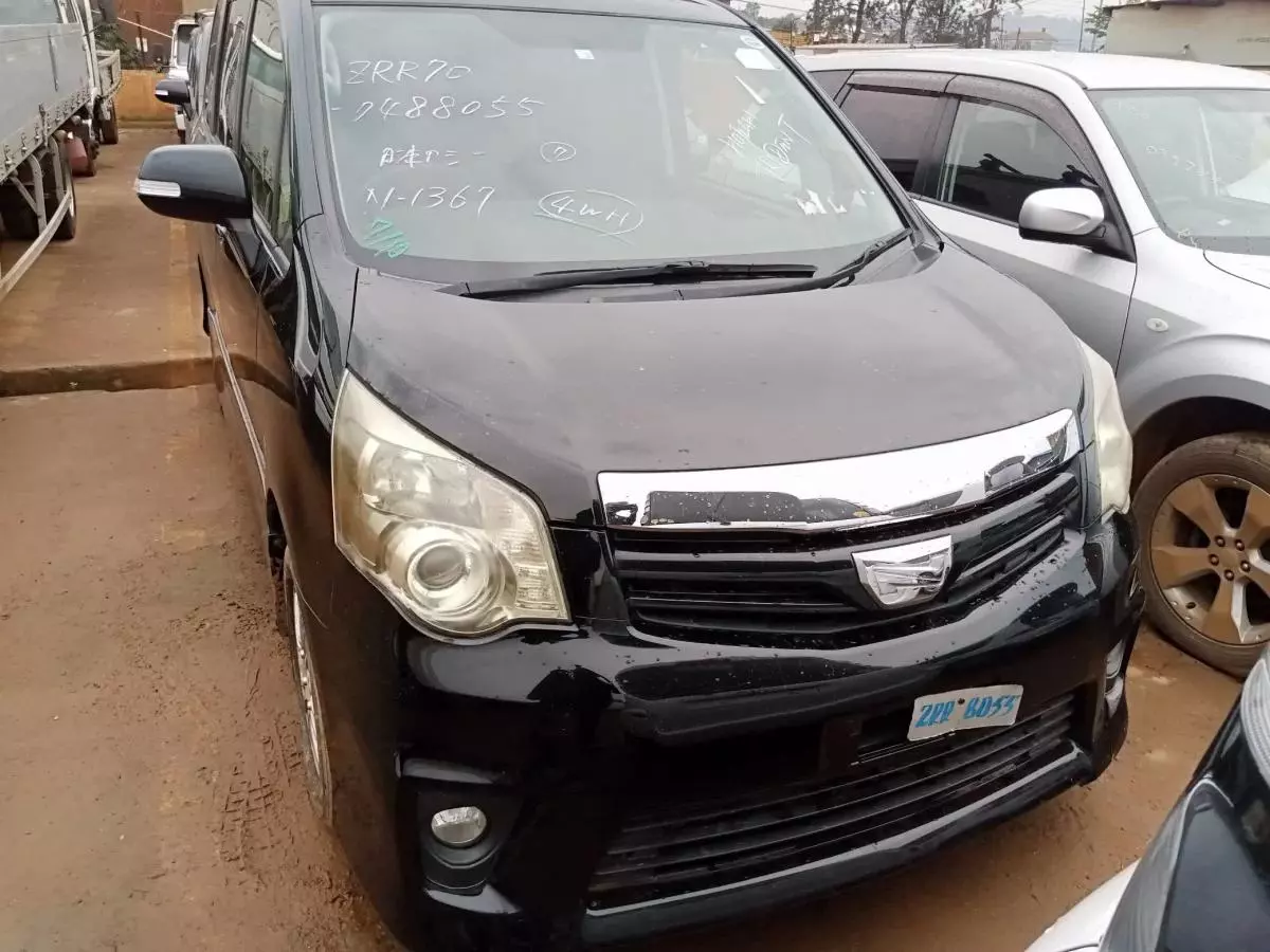 Toyota Noah   - 2011