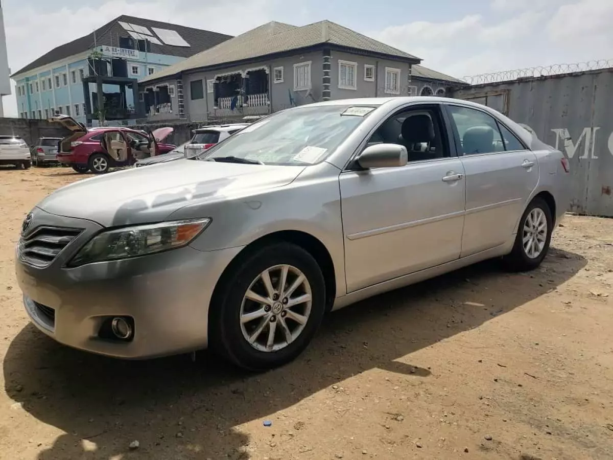 Toyota Camry   - 2011