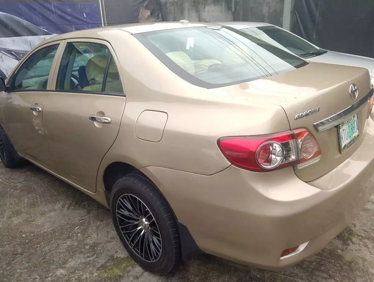 Toyota Corolla   - 2010