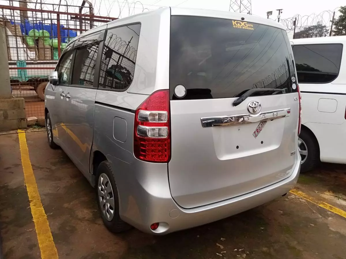 Toyota Noah   - 2011