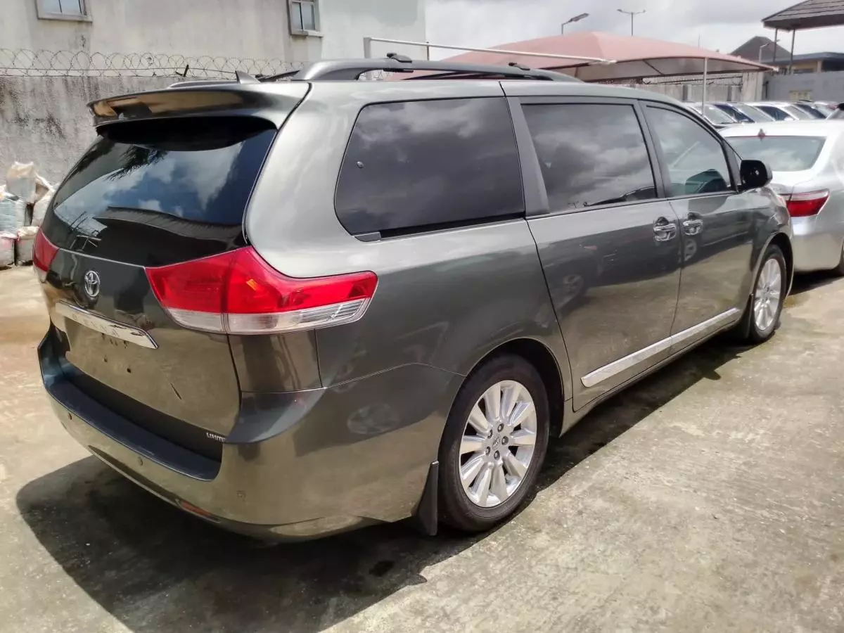 Toyota Sienna   - 2011