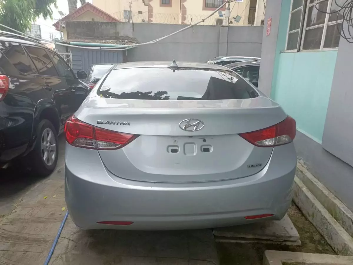 Hyundai Elantra   - 2012