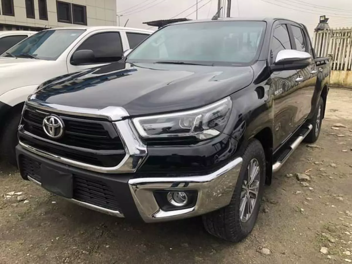 Toyota Hilux   - 2021