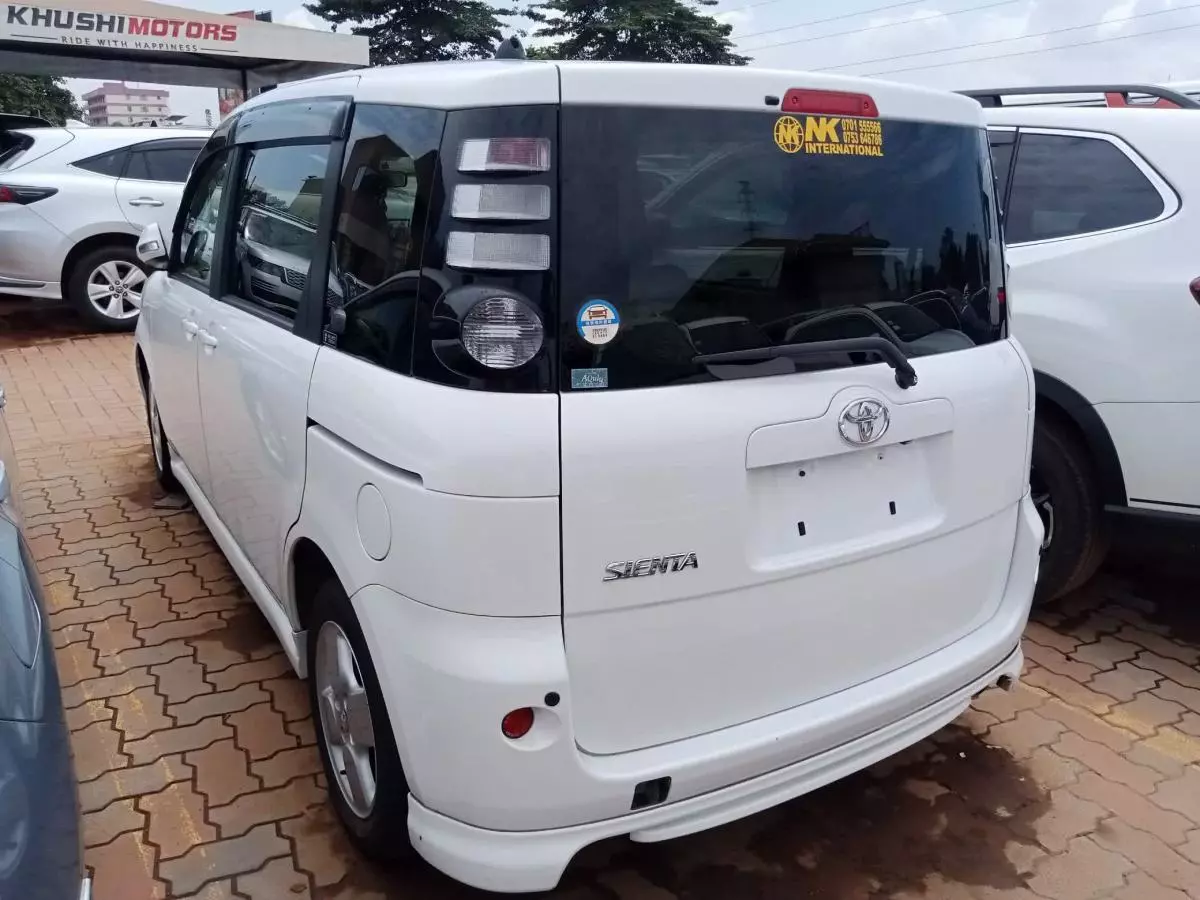 Toyota Sienta   - 2011