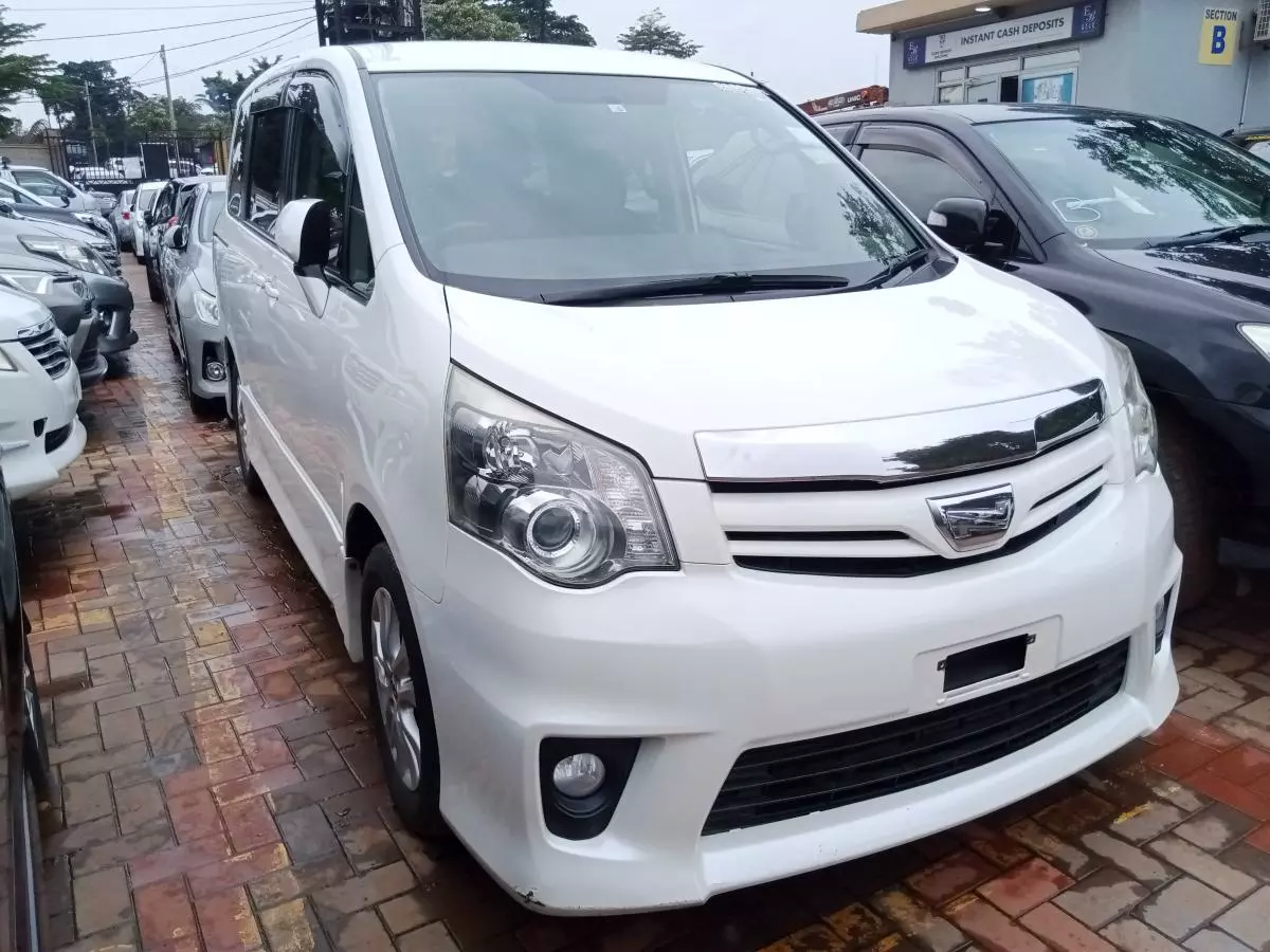 Toyota Noah   - 2012