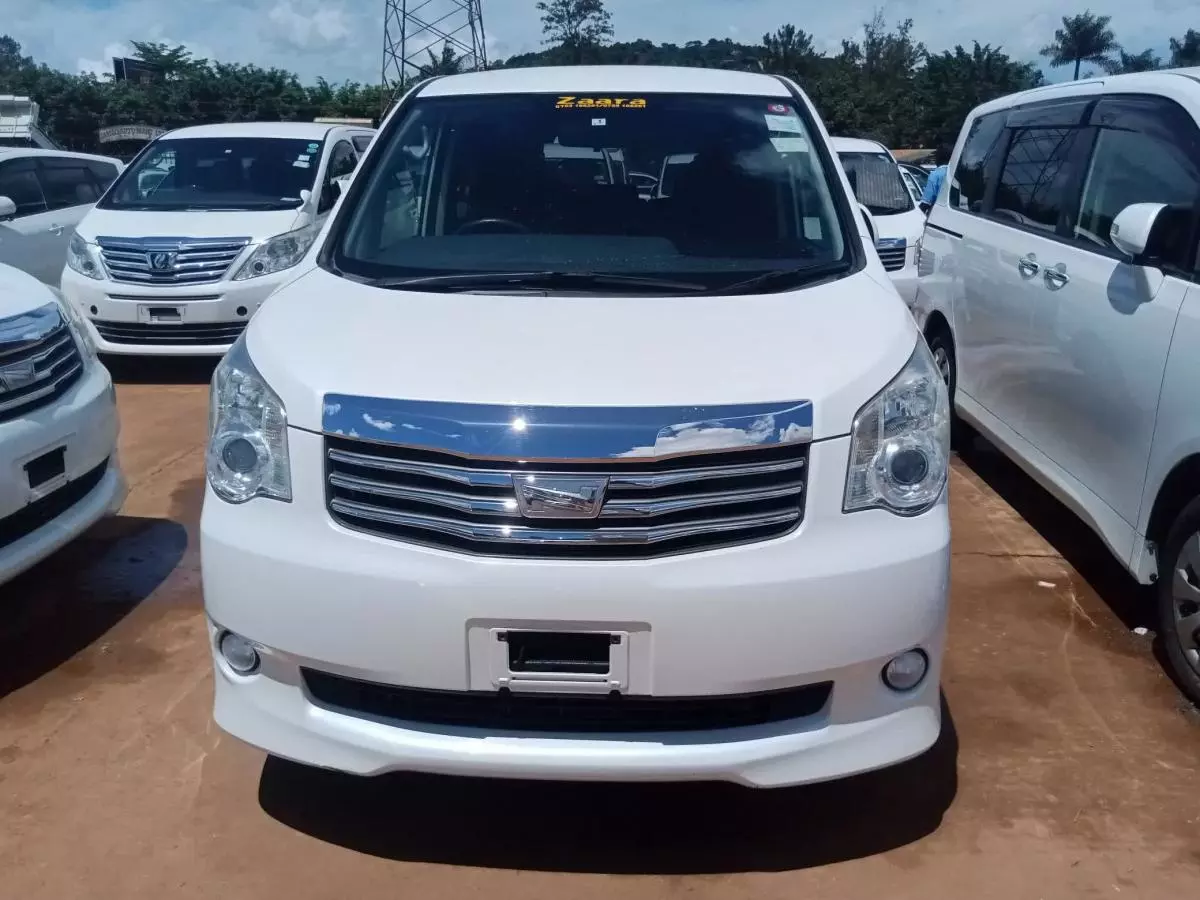 Toyota Noah   - 2012