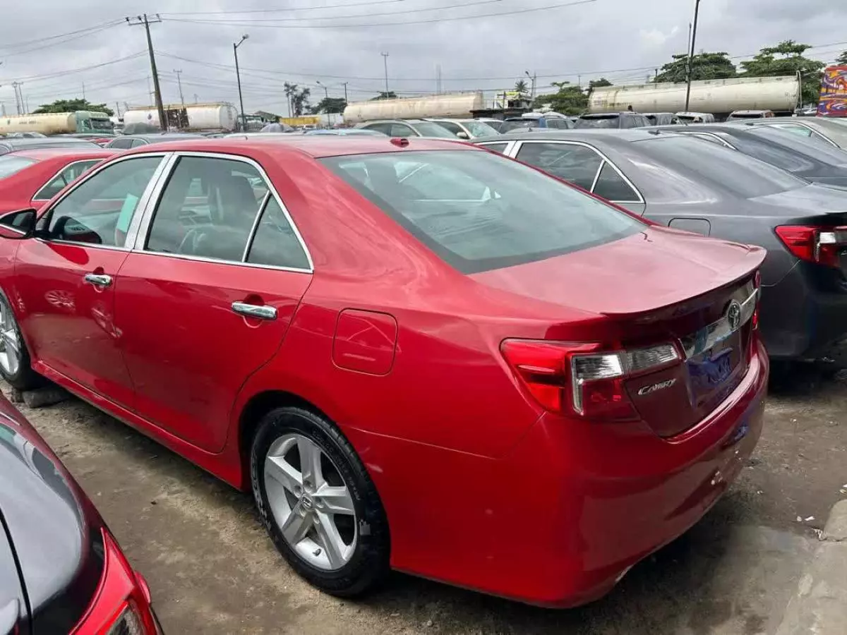 Toyota Camry   - 2012