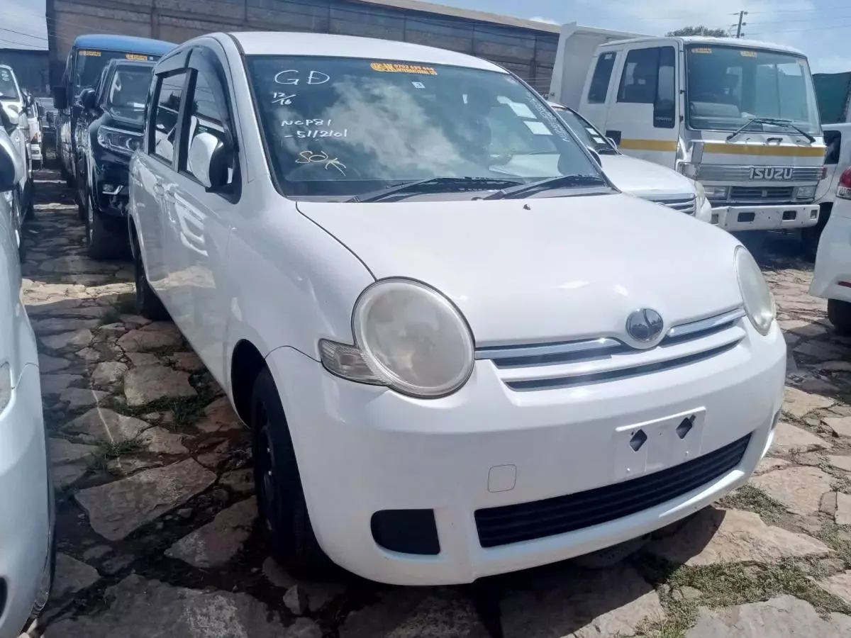 Toyota Sienta   - 2010