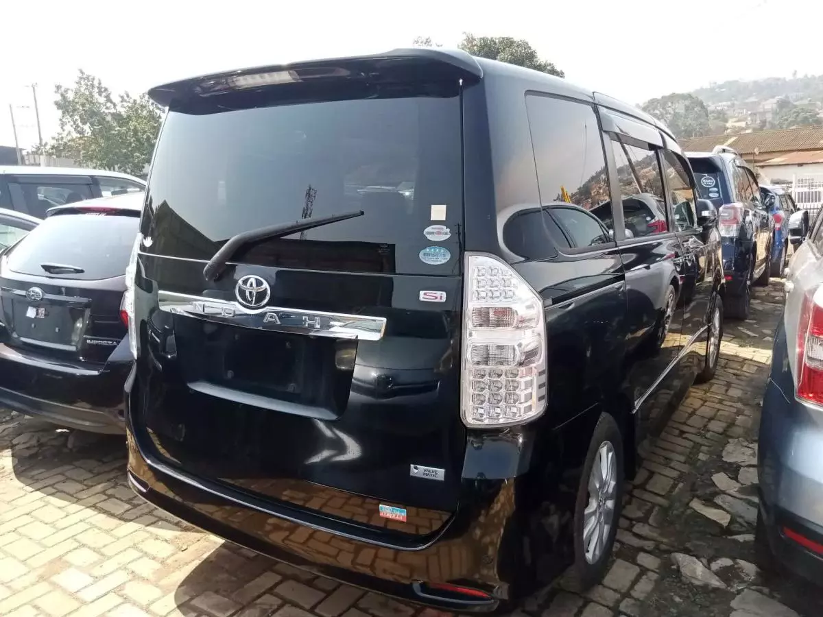 Toyota Noah   - 2010