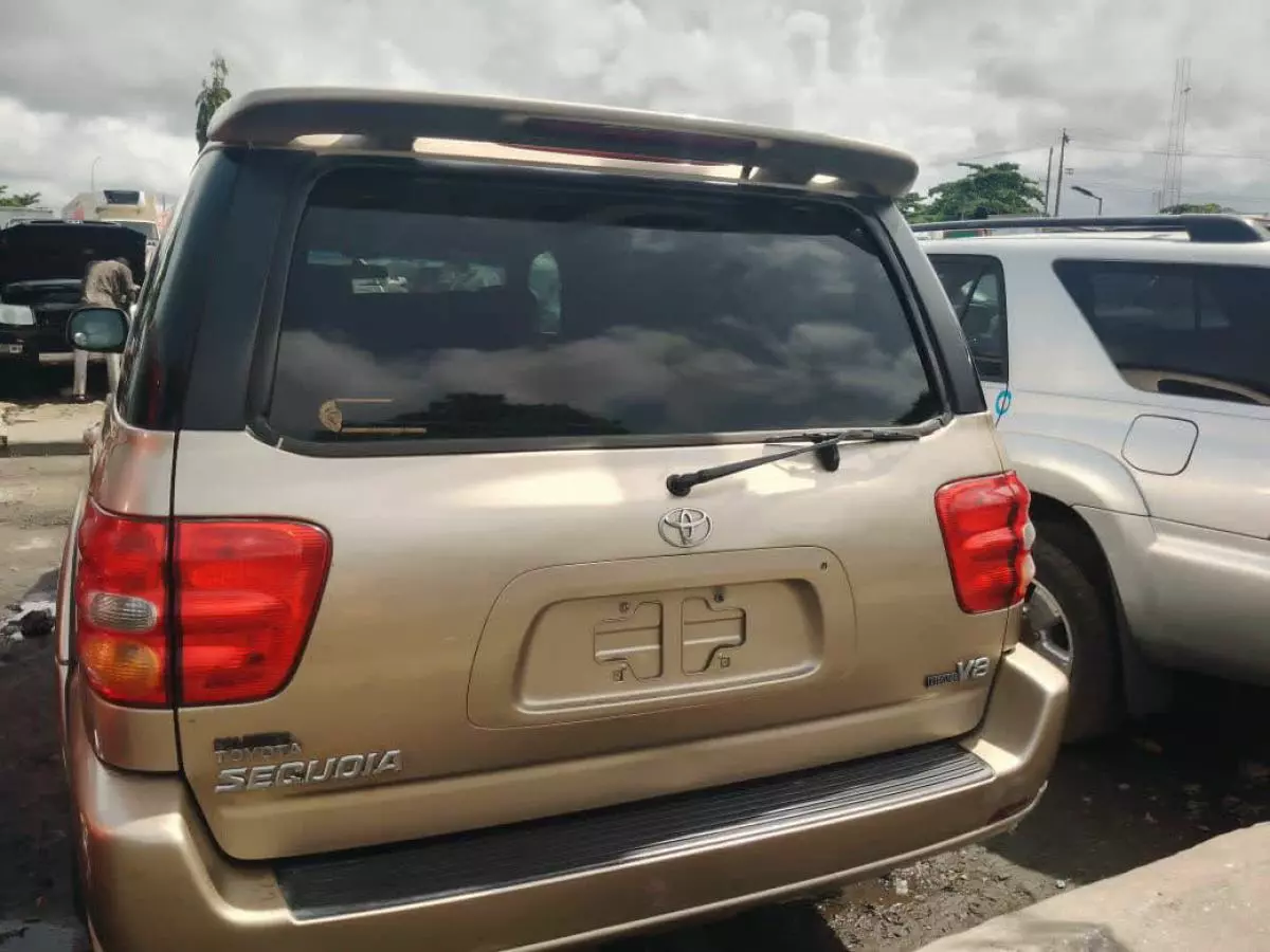 Toyota Sequoia   - 2004