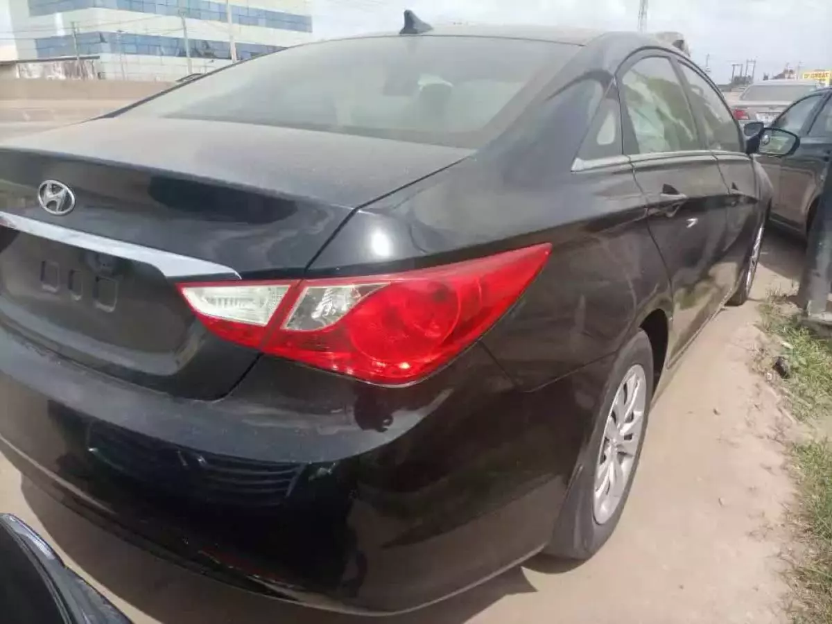 Hyundai Sonata   - 2011