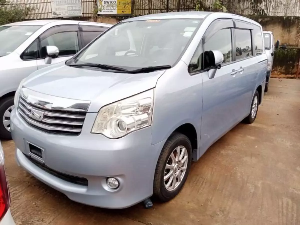 Toyota Noah   - 2012