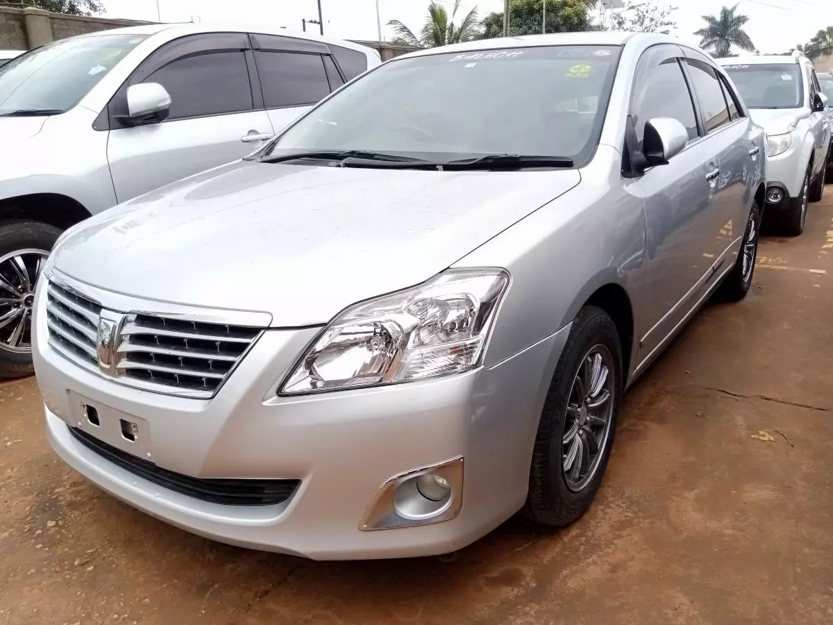 Toyota Premio    - 2012